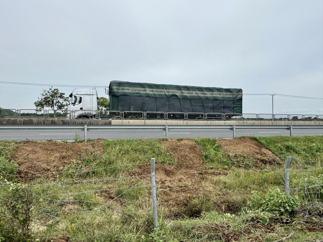 Khắc phục xói lở mái taluy trên tuyến cao tốc Vĩnh Hảo - Phan Thiết- Ảnh 1.