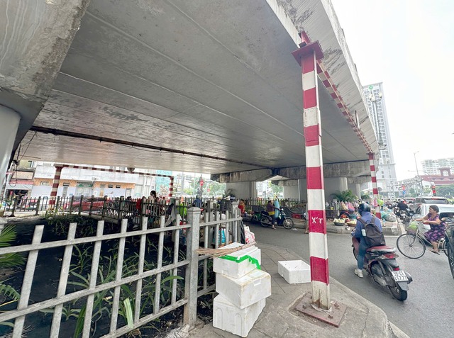 Nhiều gầm cầu ở TP.HCM bị chiếm dụng làm bãi giữ xe - Ảnh 2.