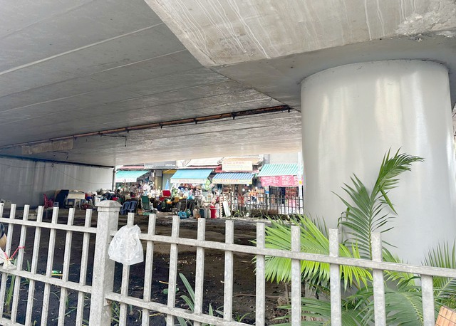 Nhiều gầm cầu ở TP.HCM bị chiếm dụng làm bãi giữ xe - Ảnh 3.