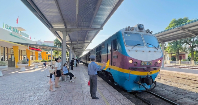 Chạy tàu chặng ngắn đưa đón công nhân viên chức Hải Phòng đi làm - Ảnh 1.