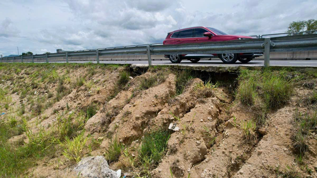 Kịp thời xử lý sạt lở trên cao tốc Vĩnh Hảo - Phan Thiết - Ảnh 1.