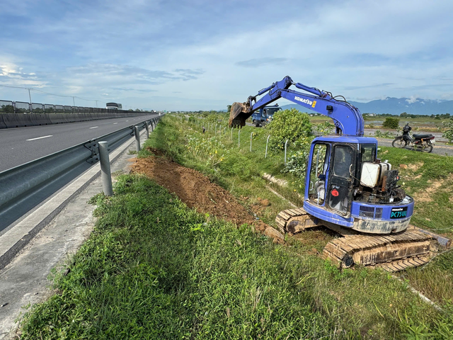 Kiểm tra, xử lý xói lở trên cao tốc Vĩnh Hảo - Phan Thiết - Ảnh 2.