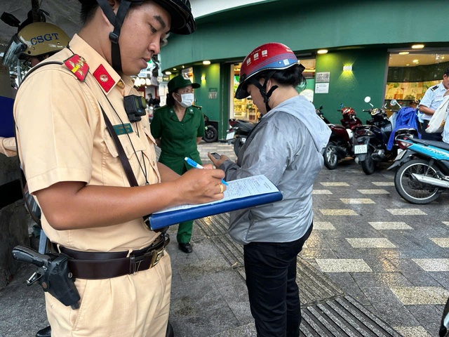 CSGT TP.HCM tăng cường xử phạt người dân chạy xe máy trên vỉa hè - Ảnh 2.