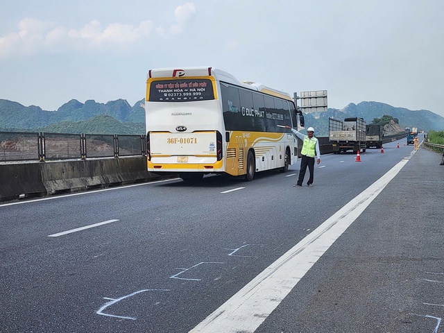 CSGT dùng lao tuyên truyền điều tiết giao thông trên tuyến cao tốc Bắc Nam - Ảnh 1.