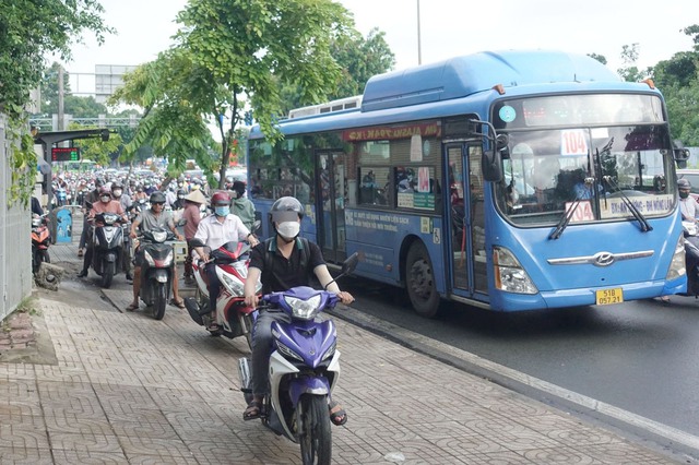 CSGT TP.HCM tăng cường xử phạt người dân chạy xe máy trên vỉa hè - Ảnh 1.