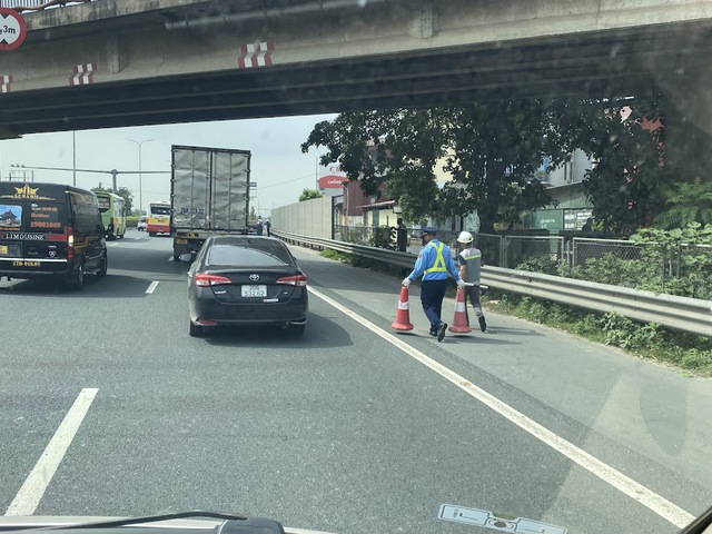 Đảm bảo ATGT trên đường đang khai thác - Ảnh 1.