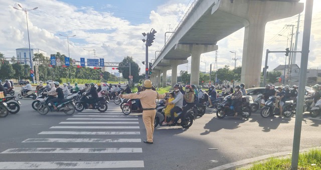 Hàng nghìn người dân lỉnh kỉnh đồ đạc quay lại TP.HCM sau lễ 2/9 - Ảnh 5.