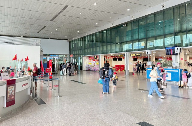 Hàng nghìn người dân lỉnh kỉnh đồ đạc quay lại TP.HCM sau lễ 2/9 - Ảnh 9.