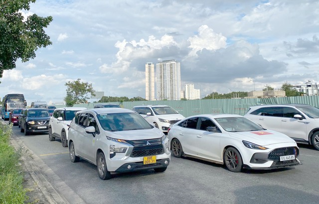 Hàng nghìn người dân lỉnh kỉnh đồ đạc quay lại TP.HCM sau lễ 2/9 - Ảnh 7.