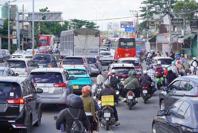 Hàng nghìn người dân lỉnh kỉnh đồ đạc quay lại TP.HCM sau lễ 2/9 - Ảnh 3.