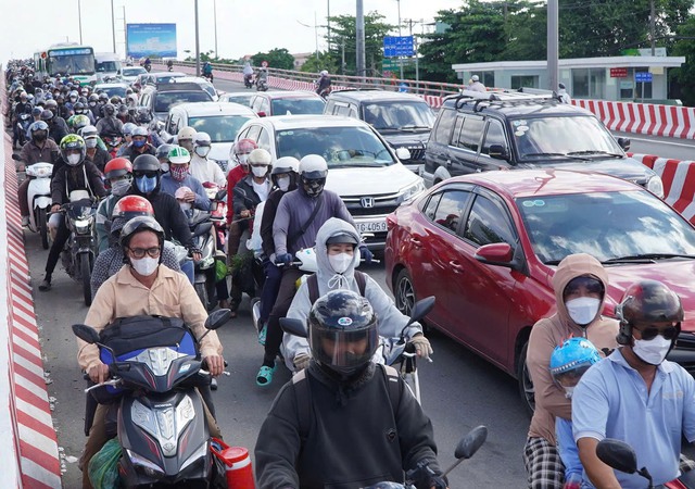 Hàng nghìn người dân lỉnh kỉnh đồ đạc quay lại TP.HCM sau lễ 2/9 - Ảnh 1.