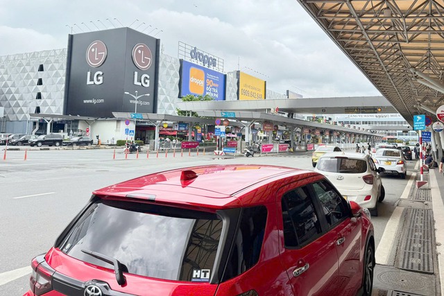 Hàng nghìn người dân lỉnh kỉnh đồ đạc quay lại TP.HCM sau lễ 2/9 - Ảnh 8.