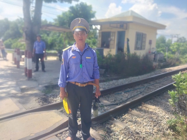 Nhân viên đường sắt quên mình cứu người thoát nạn- Ảnh 1.