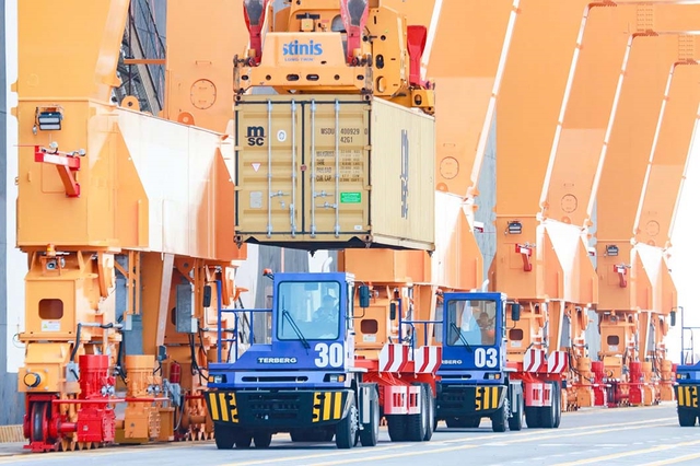 Cận cảnh tàu container lớn nhất từng cập cụm cảng nước sâu Lạch Huyện - Ảnh 3.