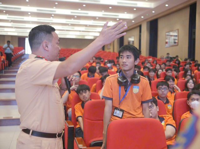 Hơn 400 sinh viên Trường Đại học Công nghệ TP.HCM ký cam kết chấp hành Luật Trật tự, an toàn giao thông đường bộ- Ảnh 1.