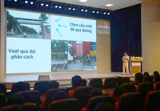 Hơn 400 sinh viên Trường Đại học Công nghệ TP.HCM ký cam kết chấp hành Luật Trật tự, an toàn giao thông đường bộ- Ảnh 2.