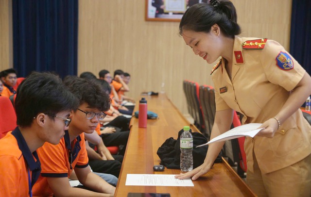 Hơn 400 sinh viên Trường Đại học Công nghệ TP.HCM ký cam kết chấp hành Luật Trật tự, an toàn giao thông đường bộ- Ảnh 3.