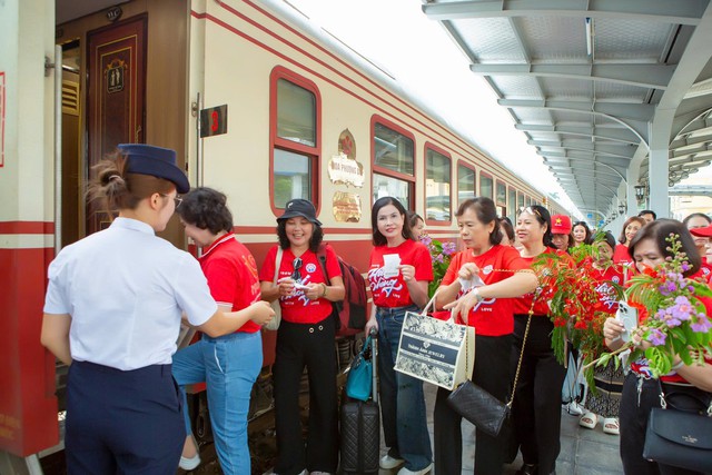Đoàn tàu Hoa Phượng Đỏ đón gần 581.000 lượt khách, khẳng định thương hiệu chất lượng cao - Ảnh 2.