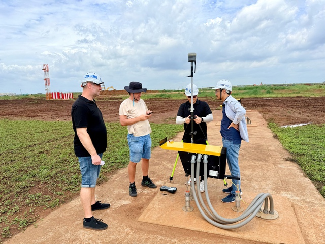 Video: Tàu bay Beechcraft King Air 300 bay hiệu chuẩn, tiếp cận đường băng sân bay Long Thành - Ảnh 3.