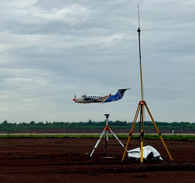 Video: Tàu bay Beechcraft King Air 300 bay hiệu chuẩn, tiếp cận đường băng sân bay Long Thành - Ảnh 2.