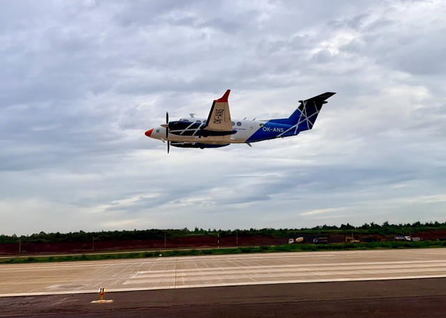 Video: Tàu bay Beechcraft King Air 300 bay hiệu chuẩn, tiếp cận đường băng sân bay Long Thành - Ảnh 1.