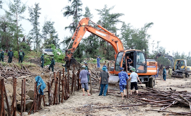 Hà Tĩnh – Nghệ An triển khai ‘lá chắn thép’, sẵn sàng sơ tán dân trước bão số 10 - Ảnh 1.
