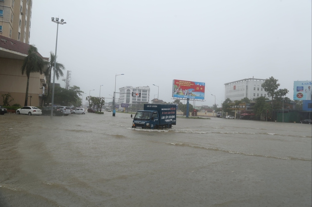 Hà Tĩnh – Nghệ An triển khai ‘lá chắn thép’, sẵn sàng sơ tán dân trước bão số 10 - Ảnh 2.