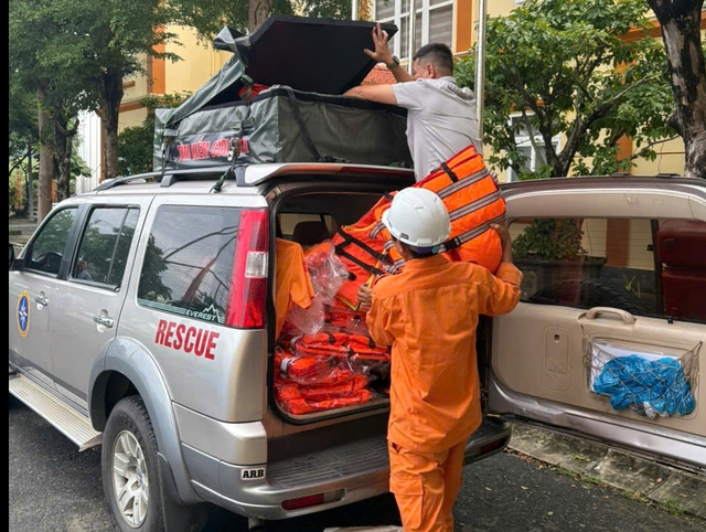 Khẩn trương tìm kiếm, cứu nạn 11 thuyền viên mất tích trong bão số 10 - Ảnh 5.