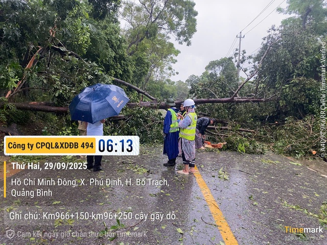 Có 4 tuyến giao thông đang bị tắc đương - Ảnh 1.