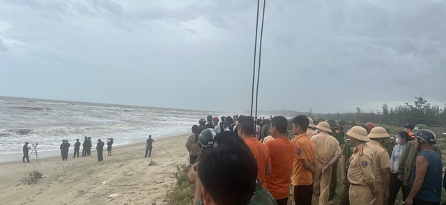 Khẩn trương tìm kiếm, cứu nạn 11 thuyền viên mất tích trong bão số 10 - Ảnh 3.