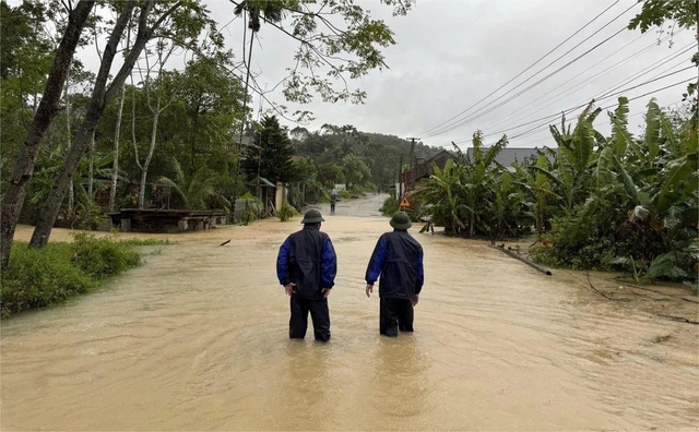 Thanh Hóa ứng phó khẩn cấp, nhiều tuyến đường ách tắc do bão số 10 - Ảnh 1.