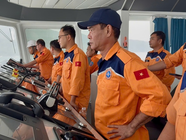 Khẩn trương tìm kiếm, cứu nạn 11 thuyền viên mất tích trong bão số 10 - Ảnh 2.