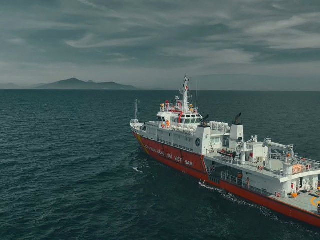 Khẩn trương tìm kiếm, cứu nạn 11 thuyền viên mất tích trong bão số 10 - Ảnh 1.