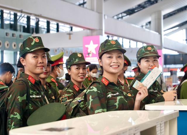 Cận cảnh chuyến bay đặc biệt đưa hơn 360 chiến sĩ hoàn thành nhiệm vụ A80 về TP.HCM - Ảnh 1.