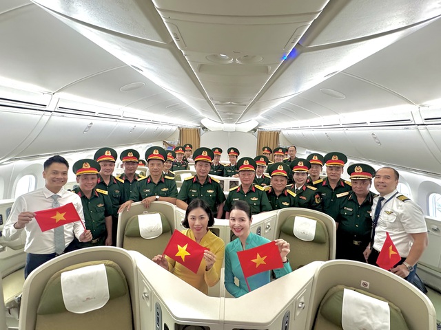 Cận cảnh chuyến bay đặc biệt đưa hơn 360 chiến sĩ hoàn thành nhiệm vụ A80 về TP.HCM - Ảnh 12.