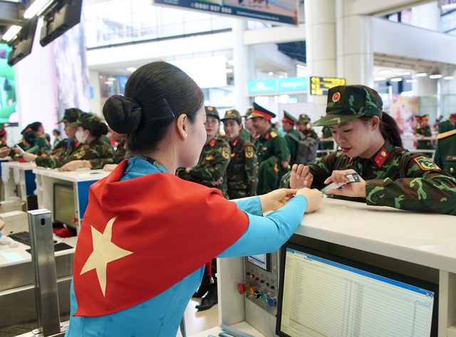 Cận cảnh chuyến bay đặc biệt đưa hơn 360 chiến sĩ hoàn thành nhiệm vụ A80 về TP.HCM - Ảnh 2.