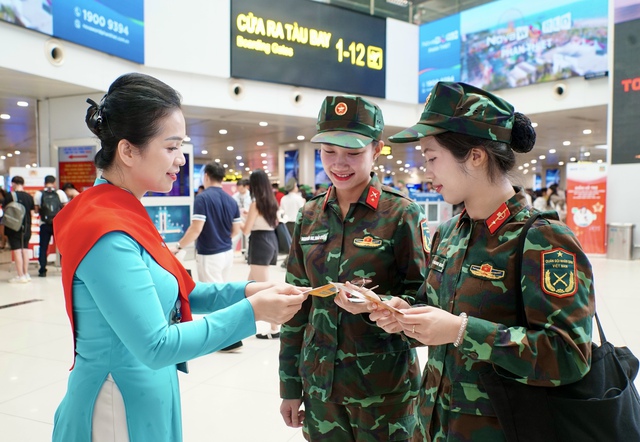 Cận cảnh chuyến bay đặc biệt đưa hơn 360 chiến sĩ hoàn thành nhiệm vụ A80 về TP.HCM - Ảnh 3.