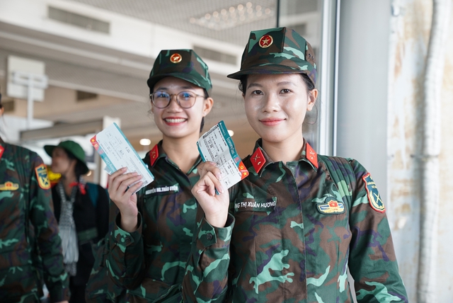 Cận cảnh chuyến bay đặc biệt đưa hơn 360 chiến sĩ hoàn thành nhiệm vụ A80 về TP.HCM - Ảnh 4.