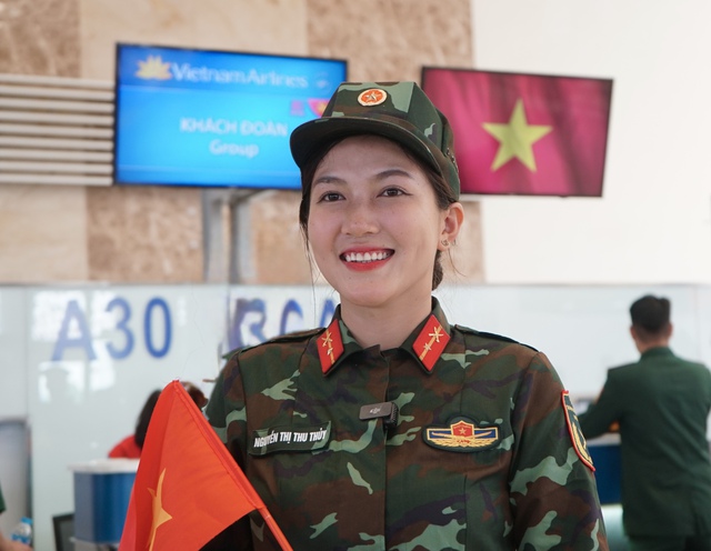 Cận cảnh chuyến bay đặc biệt đưa hơn 360 chiến sĩ hoàn thành nhiệm vụ A80 về TP.HCM - Ảnh 5.