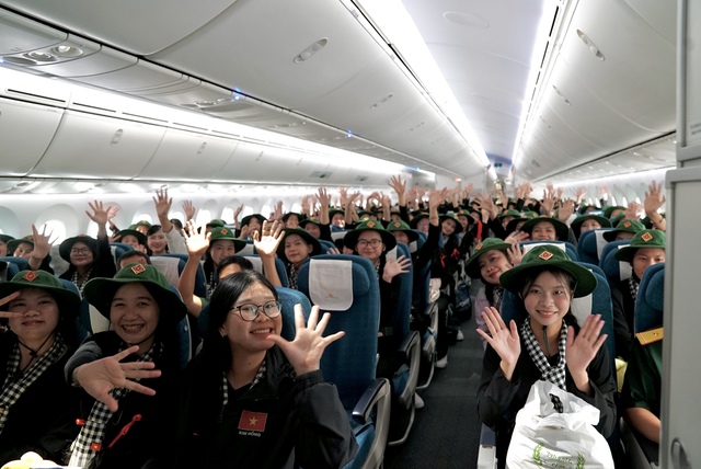 Cận cảnh chuyến bay đặc biệt đưa hơn 360 chiến sĩ hoàn thành nhiệm vụ A80 về TP.HCM - Ảnh 6.