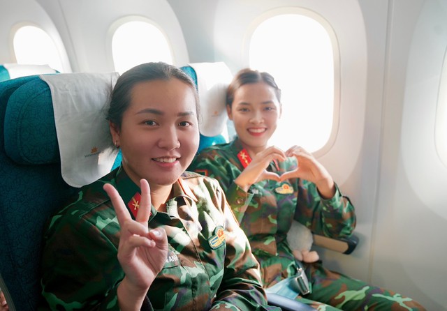 Cận cảnh chuyến bay đặc biệt đưa hơn 360 chiến sĩ hoàn thành nhiệm vụ A80 về TP.HCM - Ảnh 7.