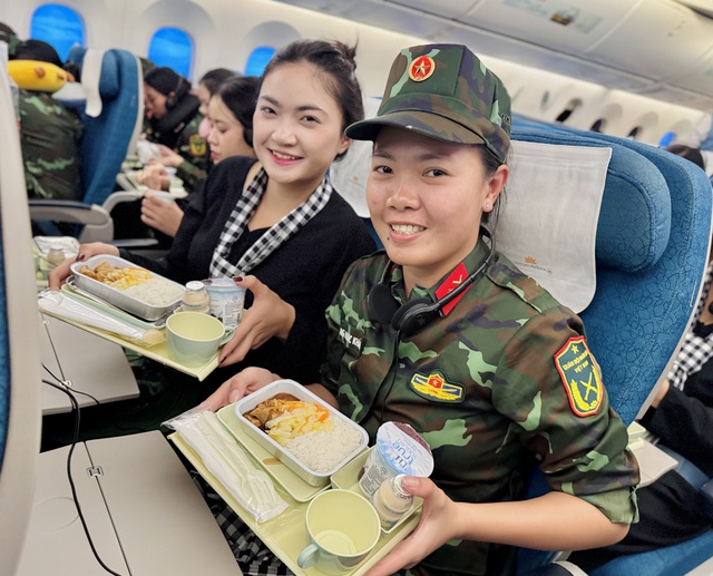 Cận cảnh chuyến bay đặc biệt đưa hơn 360 chiến sĩ hoàn thành nhiệm vụ A80 về TP.HCM - Ảnh 9.