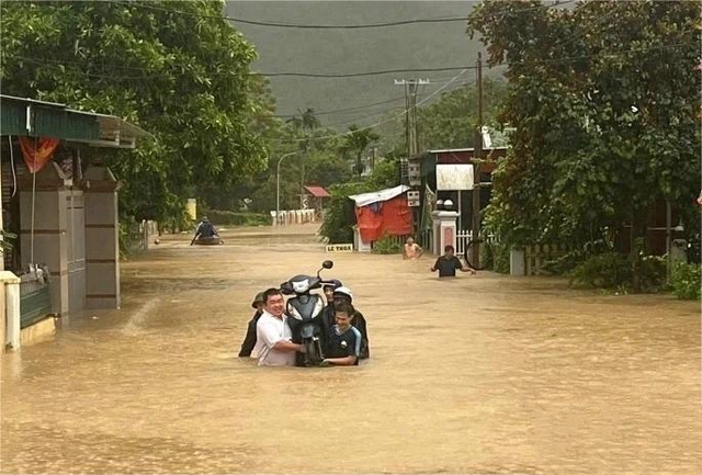 Thanh Hoá căng mình ứng phó, khắc phục hậu quả bão số 10 - Ảnh 2.