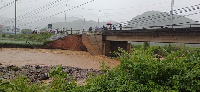 Sơn La: Nhiều tuyến đường quốc lộ, tỉnh lộ bị thiệt hại do bão số 10 gây ra - Ảnh 1.