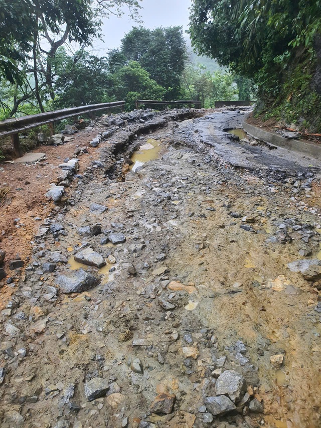 Sơn La: Nhiều tuyến đường quốc lộ, tỉnh lộ bị thiệt hại do bão số 10 gây ra - Ảnh 2.
