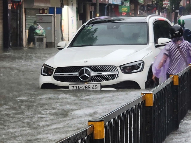Chùm ảnh: Nhiều tuyến phố Hà Nội ngập sâu, người dân khổ sở di chuyển  - Ảnh 3.