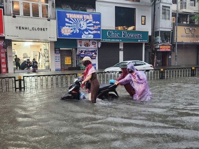 Chùm ảnh: Nhiều tuyến phố Hà Nội ngập sâu, người dân khổ sở di chuyển  - Ảnh 4.