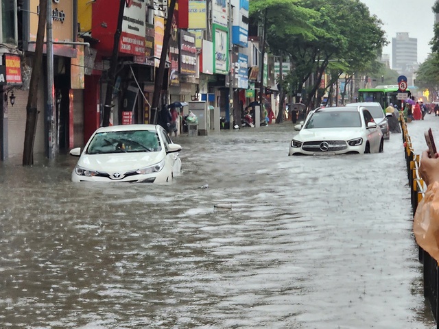 Chùm ảnh: Nhiều tuyến phố Hà Nội ngập sâu, người dân khổ sở di chuyển  - Ảnh 5.