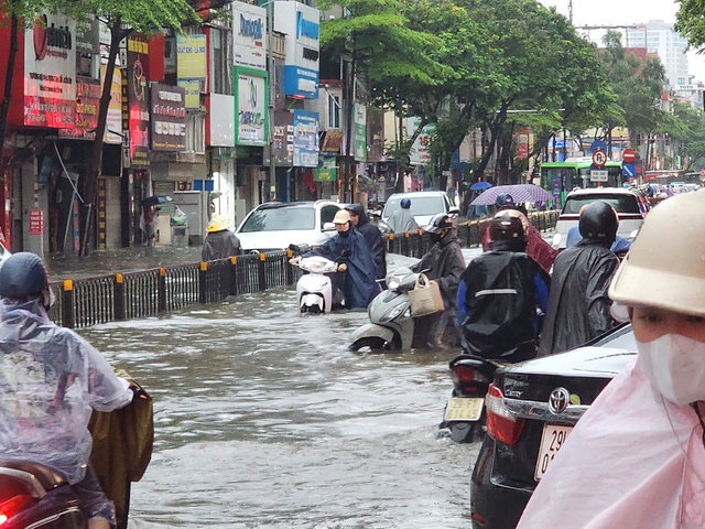 Chùm ảnh: Nhiều tuyến phố Hà Nội ngập sâu, người dân khổ sở di chuyển  - Ảnh 7.