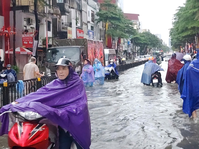 Chùm ảnh: Nhiều tuyến phố Hà Nội ngập sâu, người dân khổ sở di chuyển  - Ảnh 8.